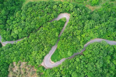 Dağda yol serpantini.