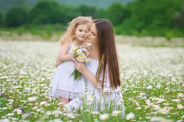 Mãe e filha felizes no prado de camomila . — Fotografia de Stock