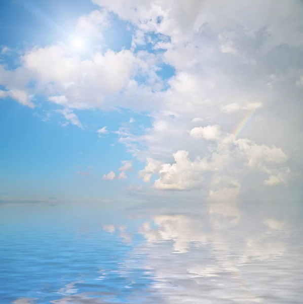 Hemel achtergrond en water reflectie. — Stockfoto