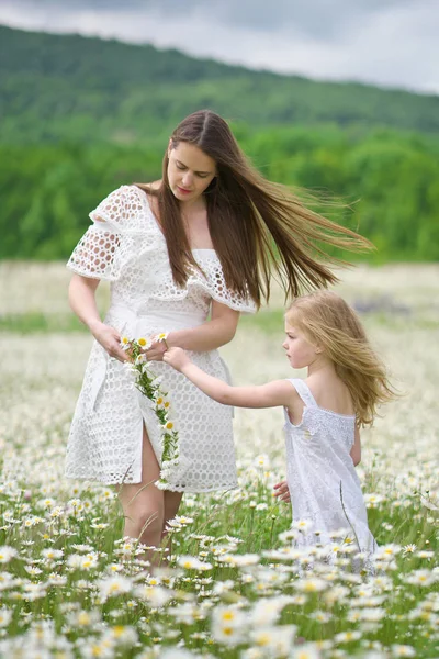 Šťastná matka a dcera v heřmánkového louce — Stock fotografie