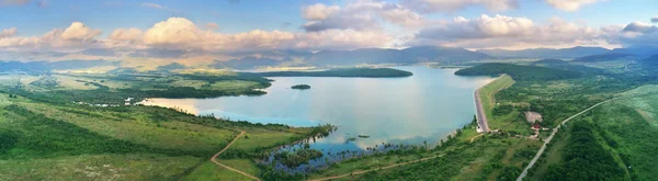 Big lake in mountain valley. — Stock Photo, Image