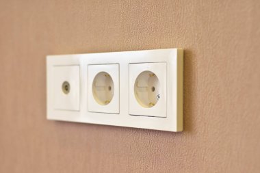 Duvar soketi ve duvar. 
