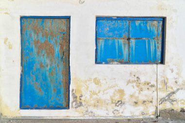 Eski paslı ve yıkılmış bina yapısı. 