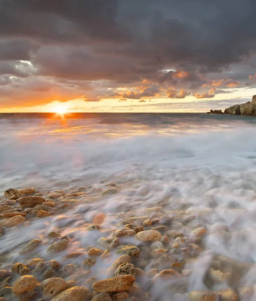 Mar e rochas ao pôr do sol . — Fotografia de Stock