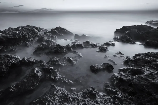 Bellissimo paesaggio marino monocromatico . — Foto Stock