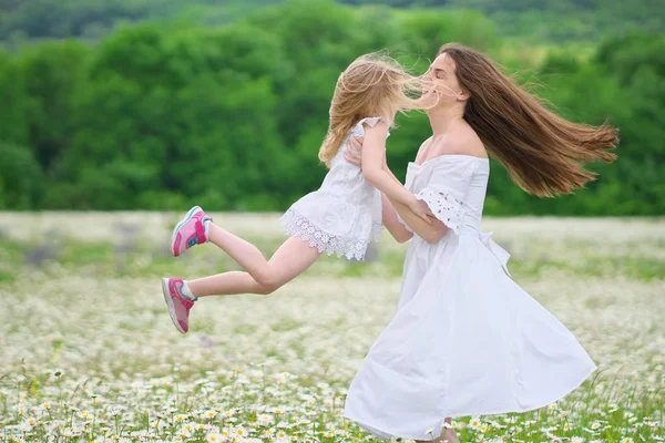 Šťastná matka a dcera hrají v maskomile louce — Stock fotografie