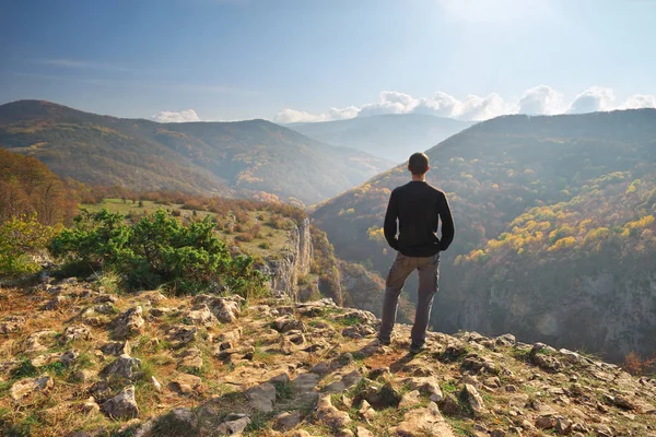 Mann steht auf der Bergklippe — Stockfoto