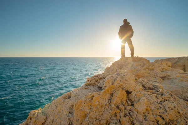 Man stands on the edge of the abyss — Stock Photo, Image