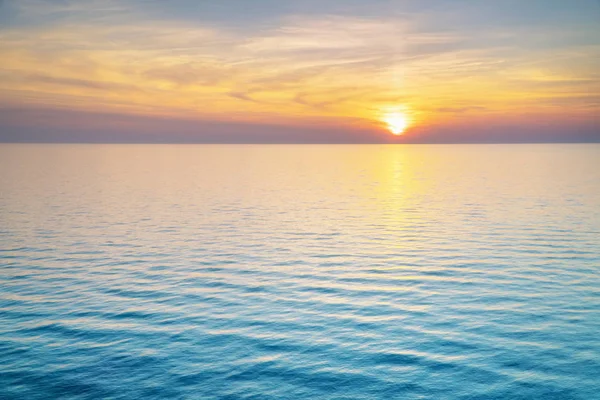 Sarı güneşile parlak gün batımı. 