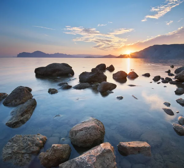 在海边的美丽日落. — 图库照片