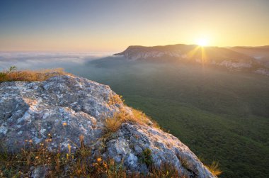Gündoğumu sırasında dağ manzarası.