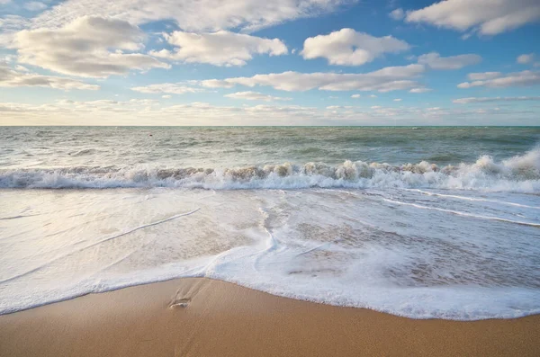 Bord de mer sablonneux au coucher du soleil . — Photo