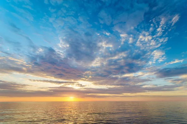 Lucht achtergrond op de kust zonsondergang. — Stockfoto