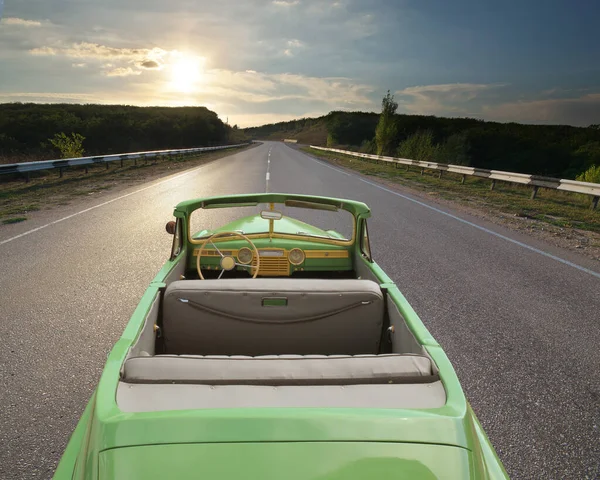 Carro retro na estrada real . — Fotografia de Stock