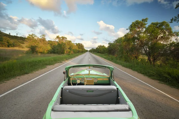 Carro retro na estrada real . — Fotografia de Stock