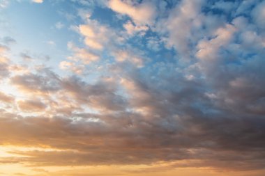 Gün batımında gökyüzü. Doğa bileşimi.