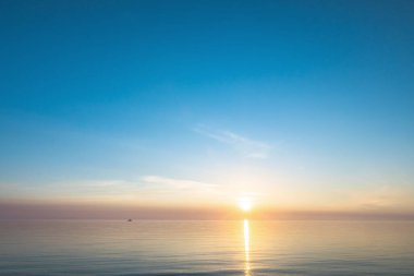 Gökyüzü arka planı ve deniz batımı. Doğa sahnesi.
