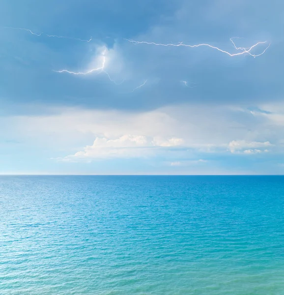 Удар Молнии Облачном Небе Море Вид Природу — стоковое фото