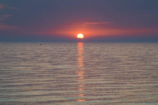 太陽と海の夕日の背景 太陽への抽象的な光の道 自然の構成 — ストック写真