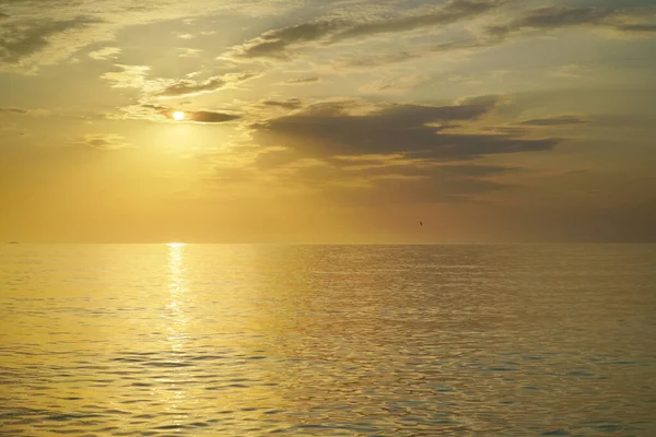 Gouden Zonsondergang Zee Achtergrond Abstracte Lichtweg Naar Zon Natuur Samenstelling — Stockfoto