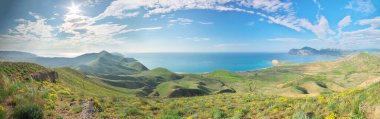 Sea Bay Panorama 'da. Doğa manzarası. Bahar dağı ve deniz kıyısı. 