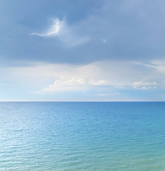 多云的天空和大海中的雷击 自然背景观点 — 图库照片