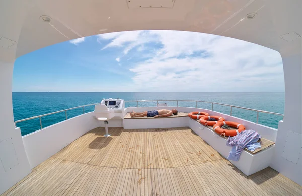 Ontspan Een Jacht Plezierige Recreatie Zee Uitzicht Vanaf Jacht Flybridge — Stockfoto