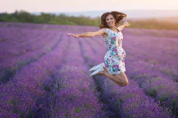 Dívka Skočí Levandulovou Louku Emocionální Šťastná Scéna — Stock fotografie