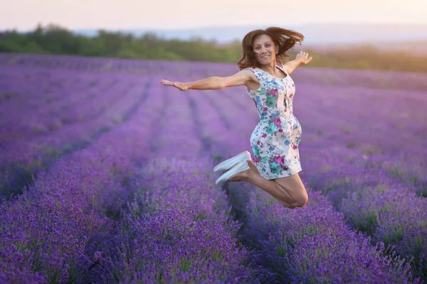 Mädchen Springen Lavendelwiese Emotionale Und Glückliche Szene — Stockfoto