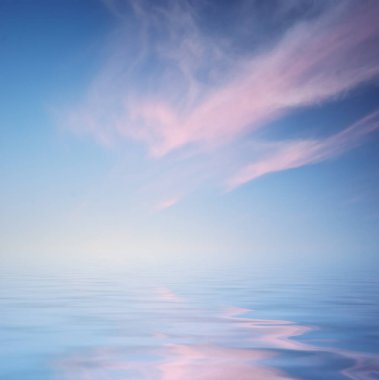 Gün batımında su dalgaları olan mor gökyüzü arkaplanı.