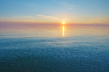Gün batımında deniz suyu ve gökyüzünün arka planı.