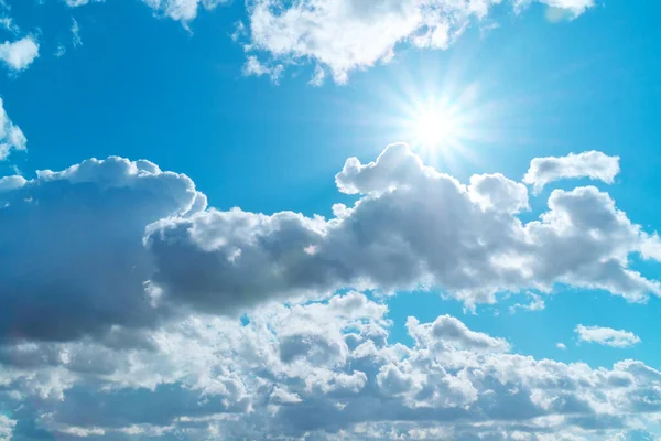 Сонце Глибоке Блакитне Хмарне Небо Літній День — стокове фото