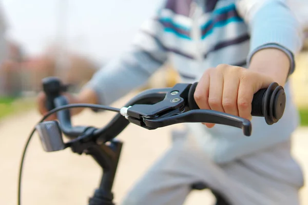 Mano Niño Manillar Bicicleta Día —  Fotos de Stock