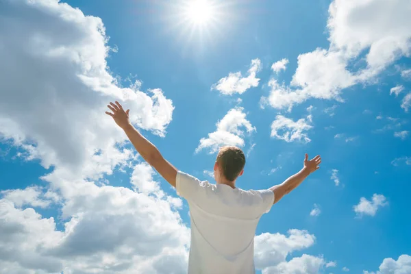 Homem Mãos Céu Azul Profundo Sol Religião Cena Conceitual Adoração — Fotografia de Stock