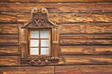 Eski ahşap evin eski penceresi. Ahşap duvarların arka planı