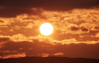 Gün batımında Büyük Güneş 'e yakın çekim. Doğa bulutları bileşimi.