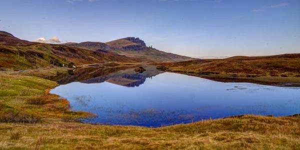 Reflejo Storr Loch Leathan Isla Skye Highland Escocia Silenciosa Mañana — Foto de Stock