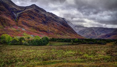 Bulutlu ve yağmurlu sonbahar günü.