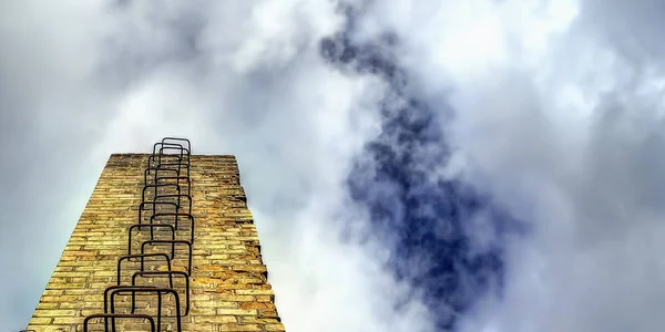 Eisentreppe auf einem gemauerten Kamin — Stockfoto