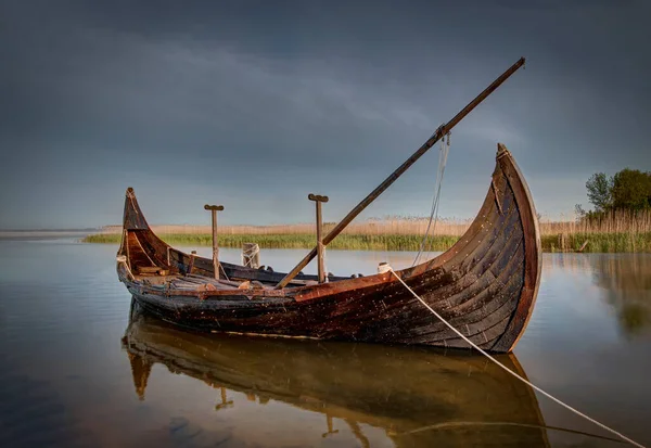クレンカーン Kurenkahn 東プロイセンのヴィスワ ラグーンとクルオニアン ラグーンで使用されていた伝統的な木製の平底ボートである 春の朝 ドレヴナ村の港 — ストック写真