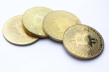 beyaz arka plan kağıt üzerinde doğal altın bitcoin