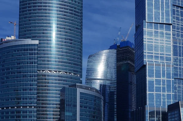 Edificios de oficinas se extienden hasta el cielo — Foto de Stock