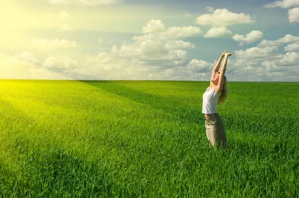 Schöne junge Frau im Frühling draußen auf der Wiese — Stockfoto