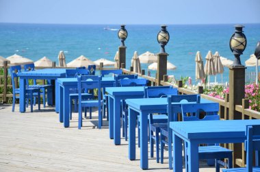 marinada boş açık kafe masası