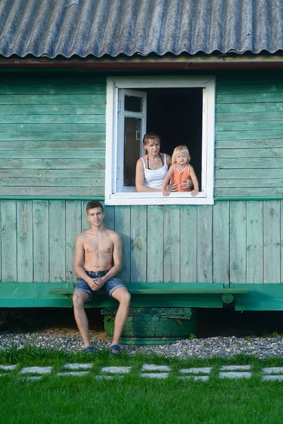 Passer du temps en famille ensemble au ranch — Photo