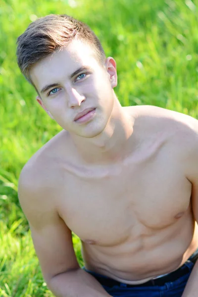 Shirtless man op gras — Stockfoto