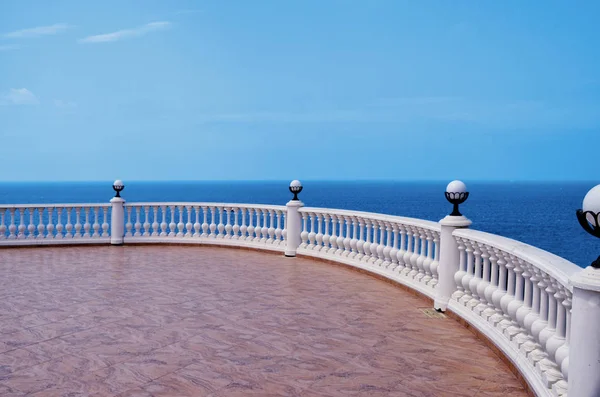 Moře vzhled mořské terasy balkon s modrou barvou — Stock fotografie