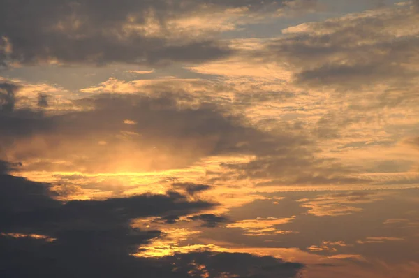 Δραματικό ηλιοβασίλεμα του ουρανού με φλογερά σύννεφα — Φωτογραφία Αρχείου