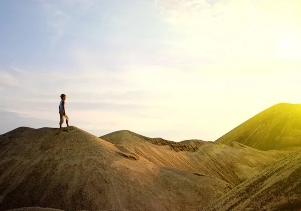 Young man walking  desert sunrise on mountain — Stock Photo, Image