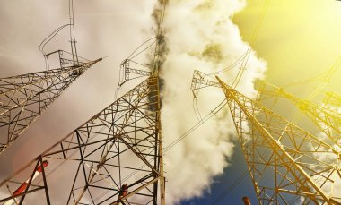 Yüksek gerilim enerji hattı mavi gökyüzü üzerinde